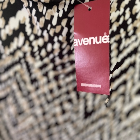 Avenue Black and White Sleeveless Blouse with Metal Accents Size 18/20 NWT - Picture 11 of 11